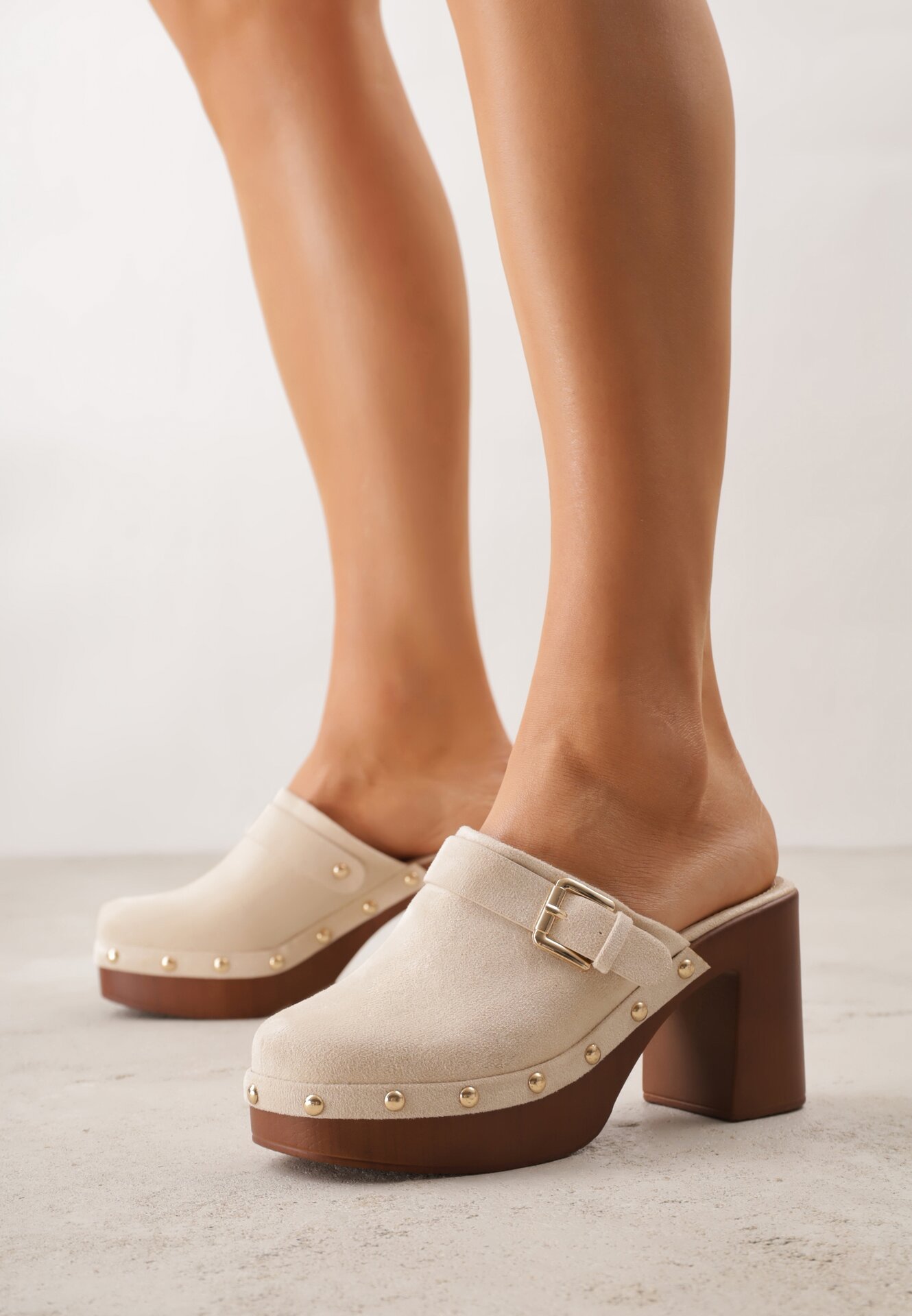 Beżowe Klapki na Obcasie Typu Chodaki Ozdobione Nitami i Klamrami Herminna