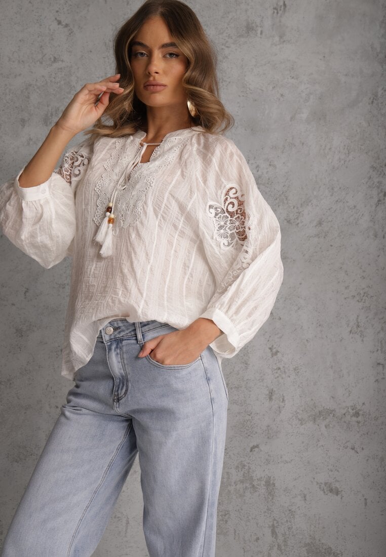 Biała Wiązana Bluzka w Stylu Boho z Tencelu z Koralikami i Koronką Helotis