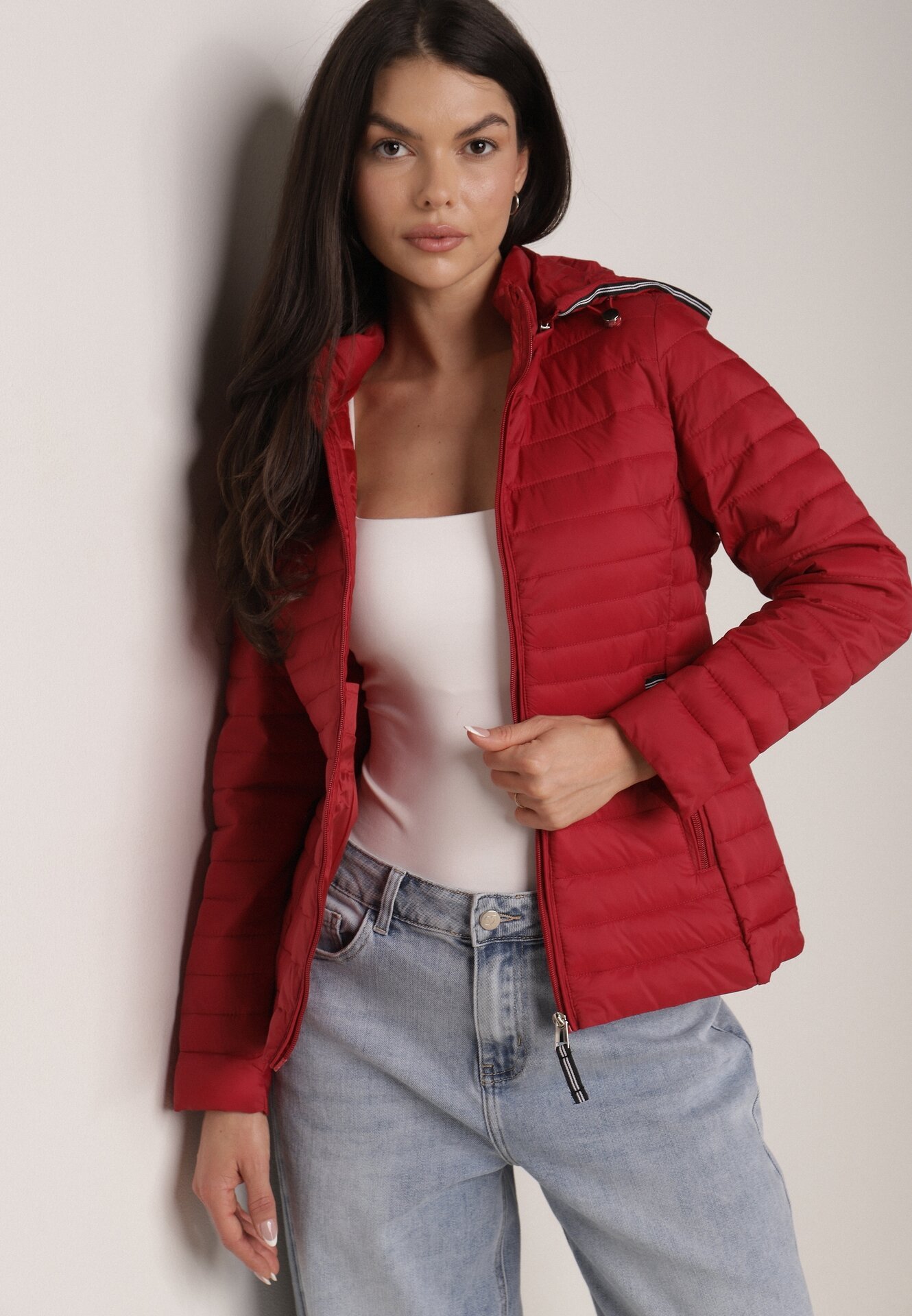 Czerwona Pikowana Kurtka Przejściowa z Kapturem z Lamówką i Ściągaczami Zidara