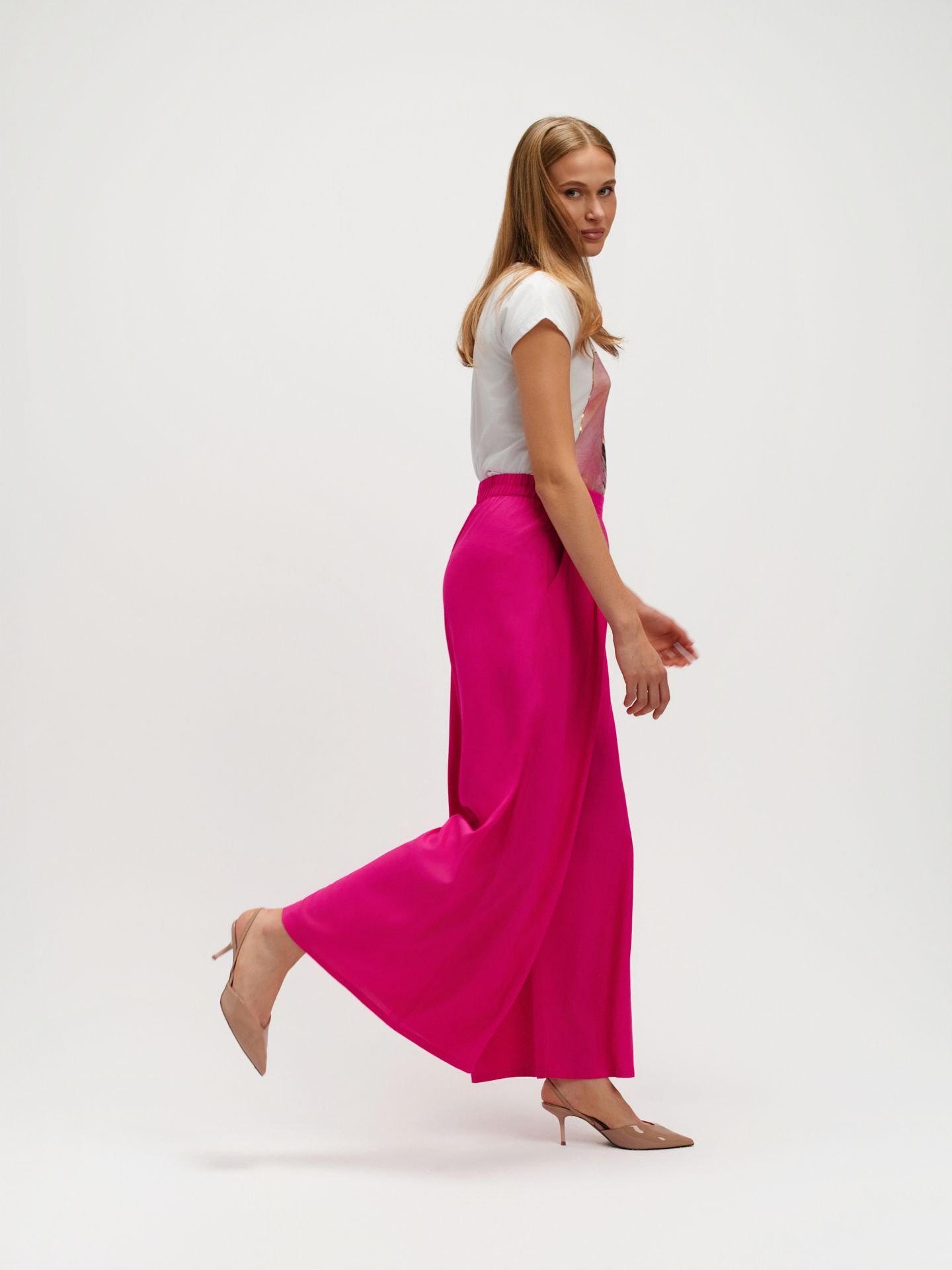 Różowe spodnie z szerokimi nogawkami