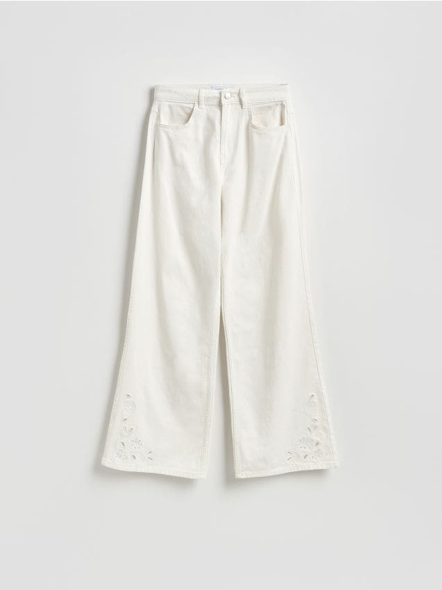 Reserved - Jeansy wide leg z ażurowym wzorem - biały