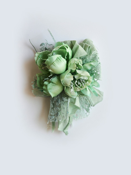 Broszka z jedwabnymi kwiatami w odcieniach mięty