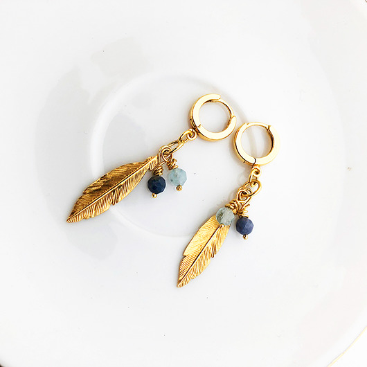 Złote kolczyki z piórami i kamieniami