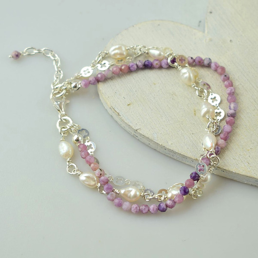 Czaroit z perłami - delikatna bransoletka