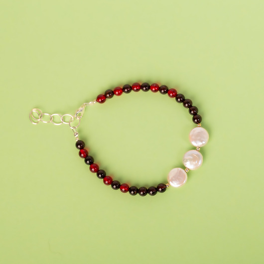 Bransoletka z barwionym bursztynem i perłami