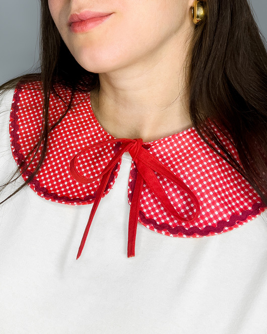Kołnierzyk wiązany, czerwona krateczka