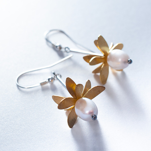 Kolczyki srebrne - kwiatki z perłami i mosiądzem. [PrK3]