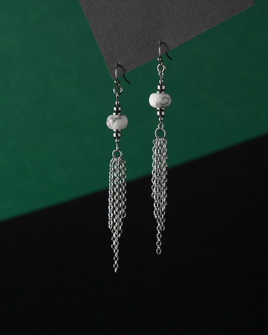 Długie kolczyki ze stali z howlitem i łańcuszkami