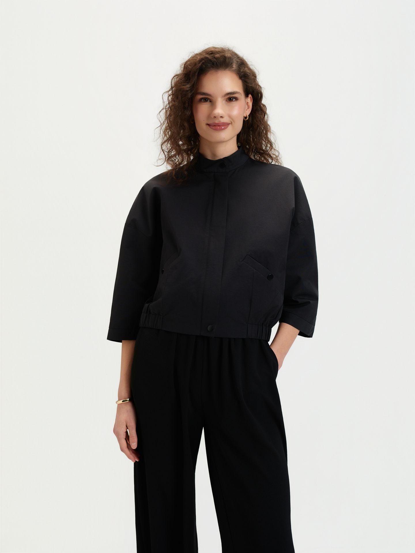 Czarna kurtka bomberka