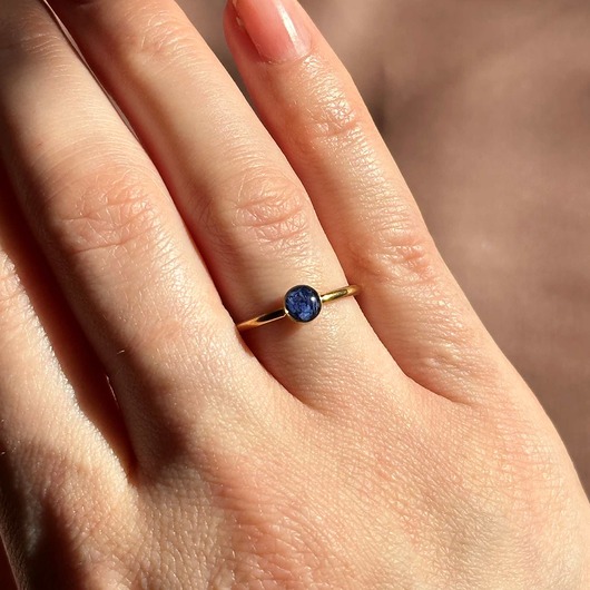 Regulowany pierścionek z kwiatami