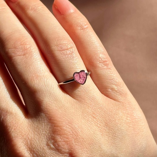 Regulowany pierścionek z kwiatami