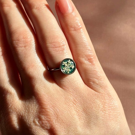 Regulowany pierścionek z kwiatami