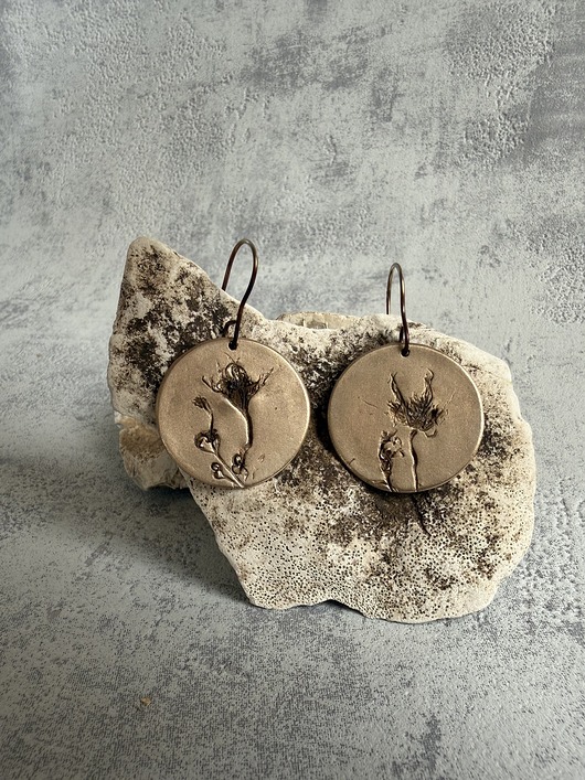 Kolczyki z brązu z unikatowym odciskiem prawdziwych roślin