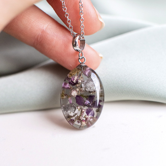 Wisiorek z kompozycją kwiatową