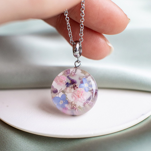 Wisiorek z kompozycją kwiatową