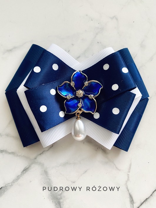 Kolekcja Kwiatowa Brosza z granatowym kwiatem z perełką