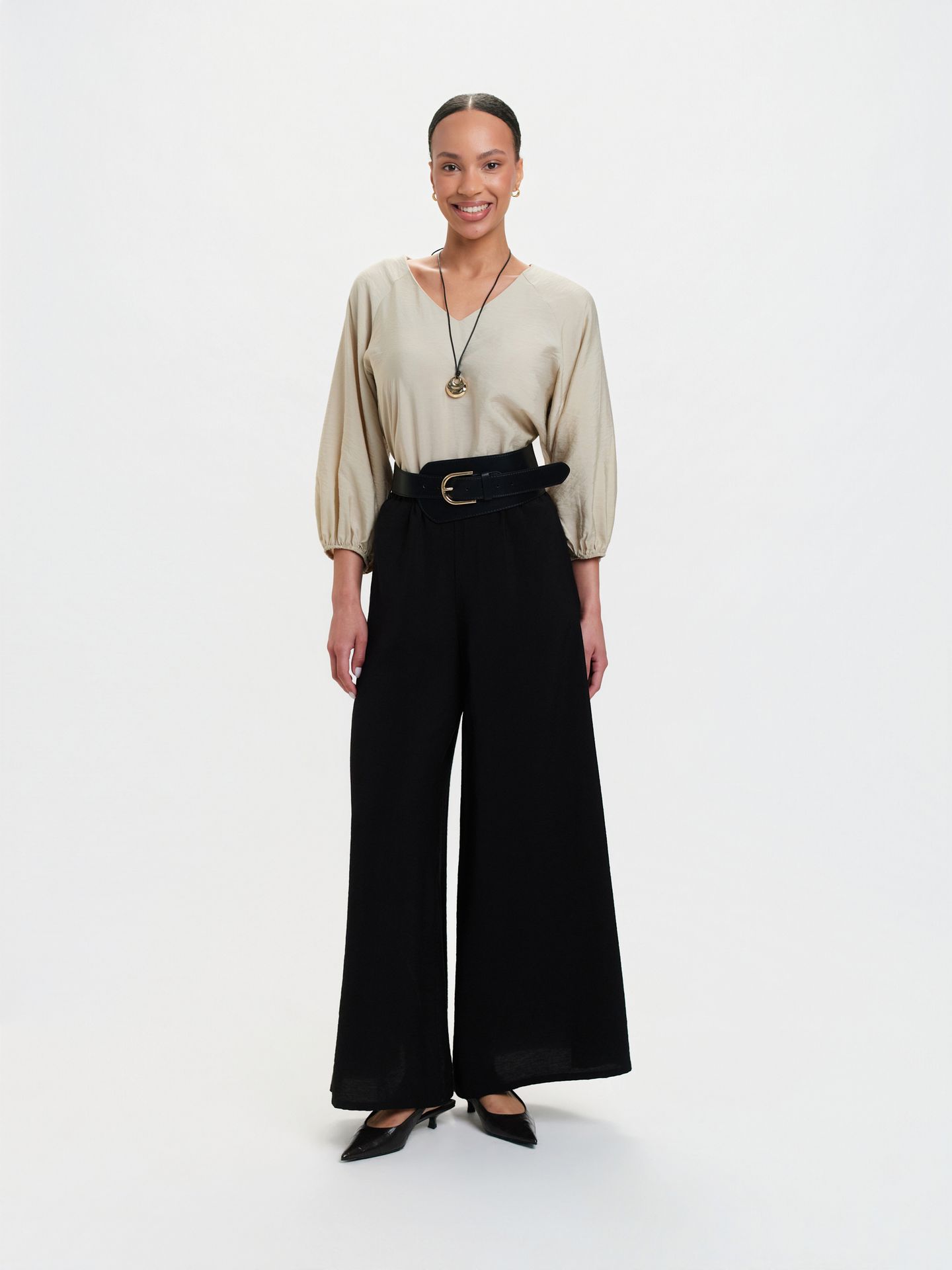 Czarne spodnie z szerokimi nogawkami