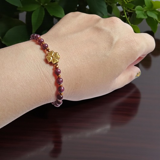 Na szczęście : granat, hematyt : czterolistna koniczynka