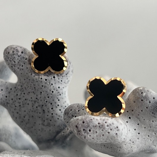 Koniczyna, koniczynka kolczyki z onyksem srebro pr. 925 pozłacane.