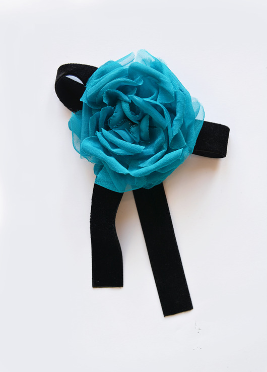 Broszka z jedwabnym turkusowym kwiatem