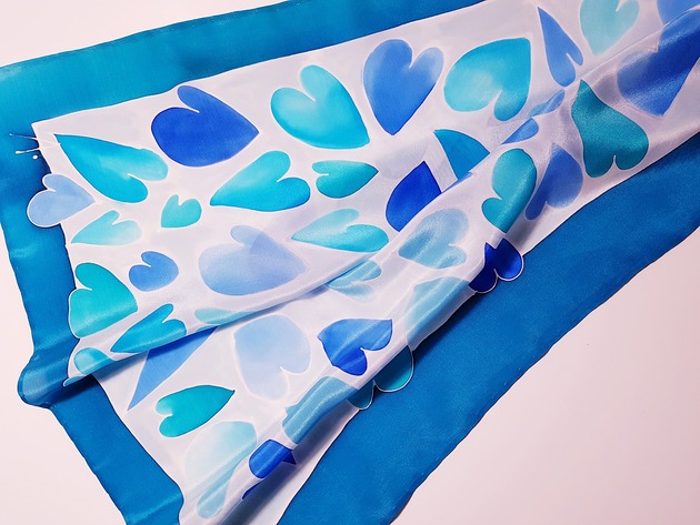 Gawroszka jedwabna, ręcznie malowana