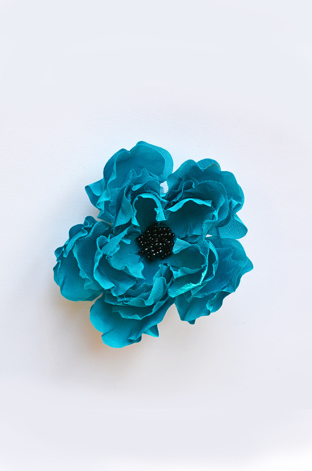Broszka z jedwabnym kwiatem