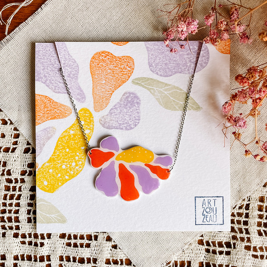 Wyrazisty naszyjnik z motywem kwiatowym - kolorowa biżuteria handmade boho