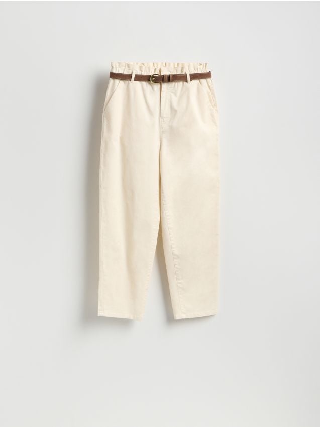 Reserved - Spodnie chino z paskiem - kremowy