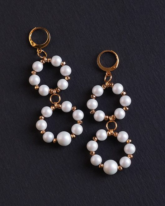 Długie białe kolczyki z satynowymi perłami ceramicznymi