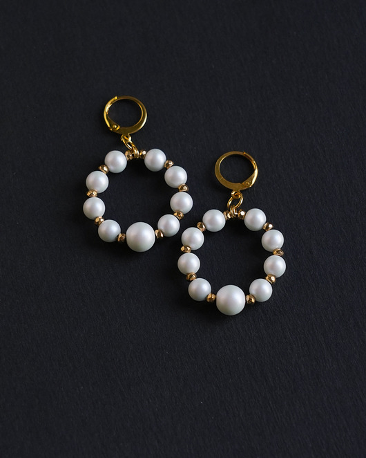 Białe kolczyki koła z satynowymi perłami ceramicznymi