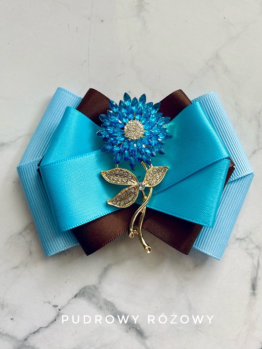 Brosza z błękitnym Kwiatem z kryształków Nowość