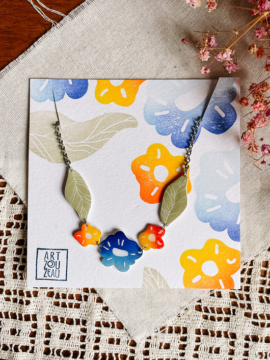 Kolorowy naszyjnik z motywem kwiatowym - artystyczna biżuteria na prezent