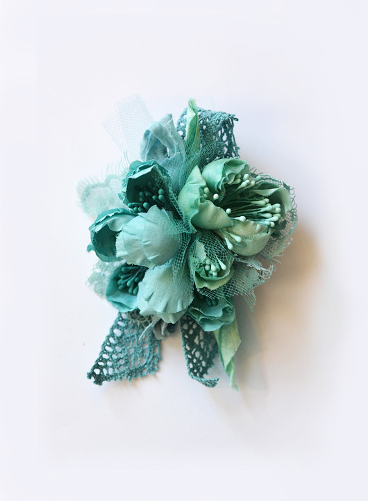Broszka z jedwabnymi kwiatami w odcieniach turkusu