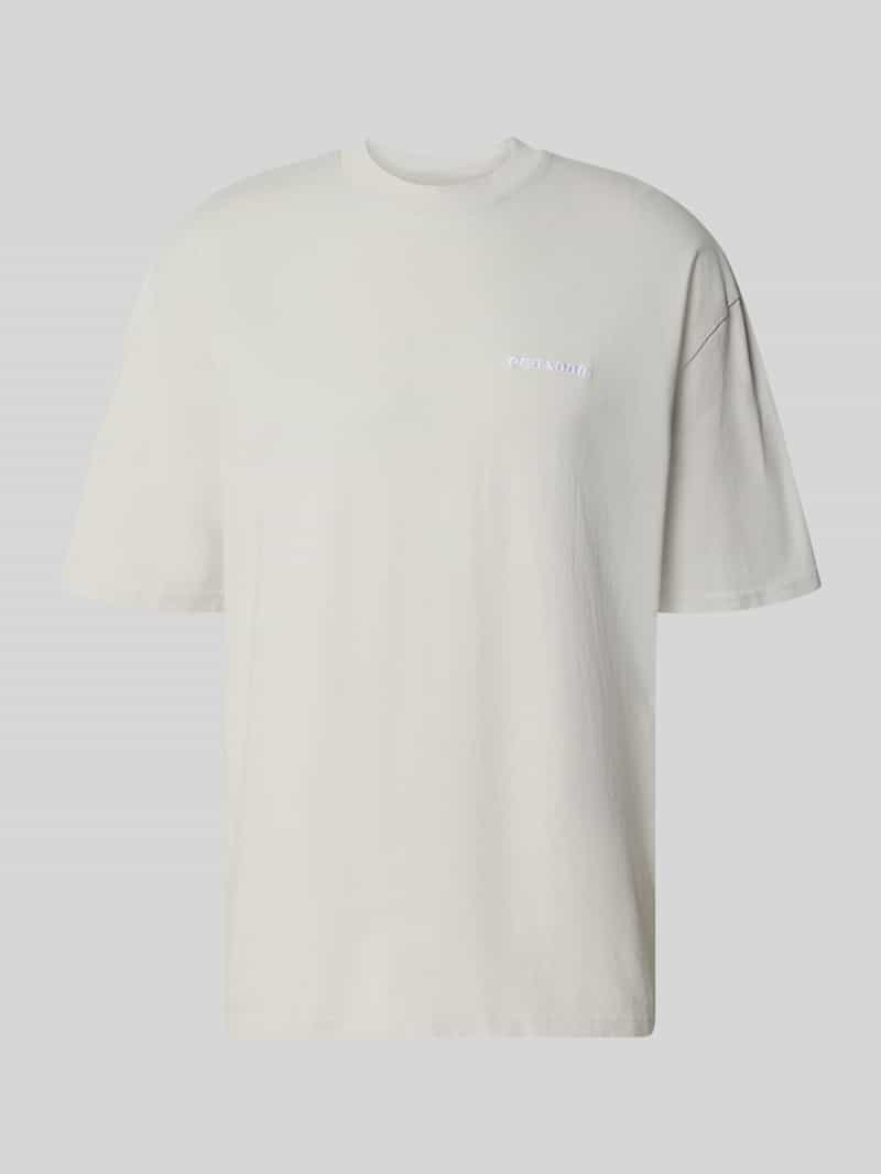 t-shirt o kroju oversized z wyhaftowanym logo