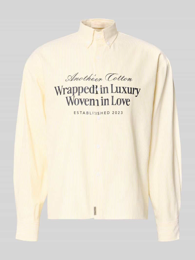 Koszula casualowa o kroju regular fit z nadrukiem z napisem