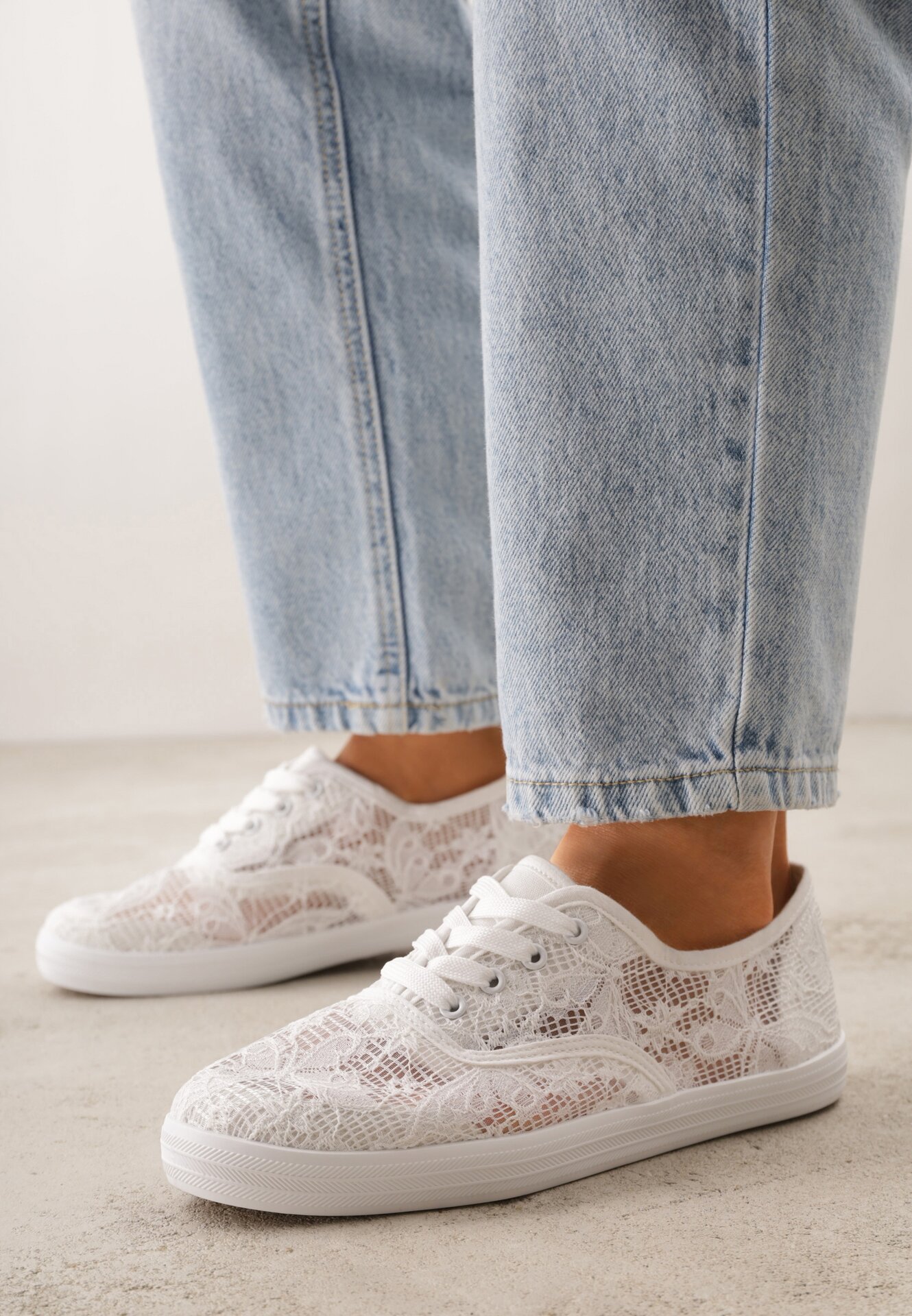 Białe Tenisówki Ozdobione Koronką Tarinela