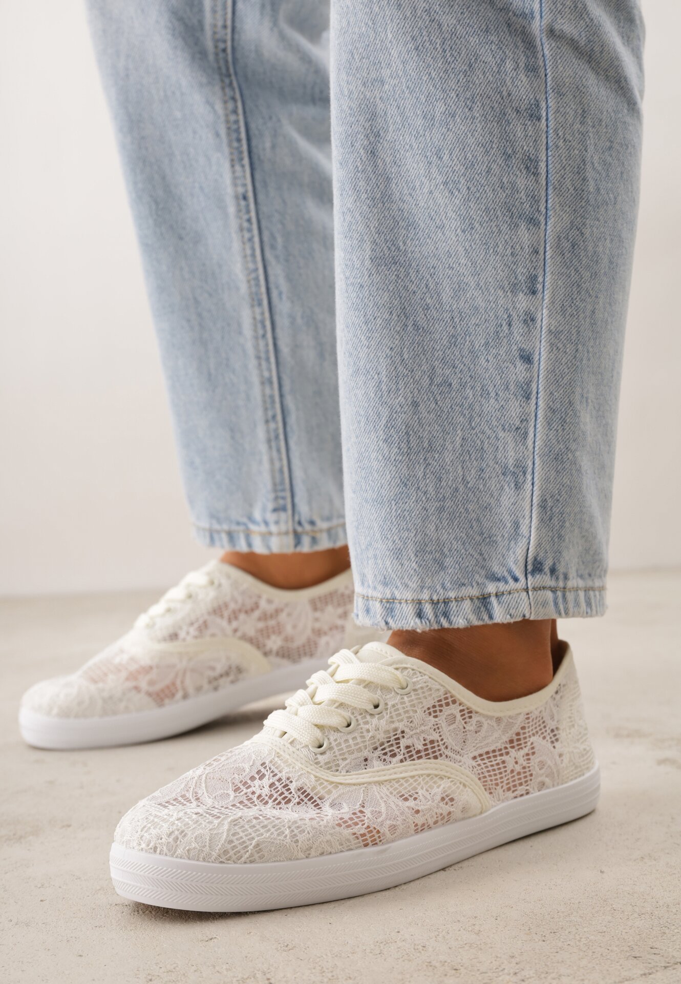 Beżowe Tenisówki Ozdobione Koronką Tarinela