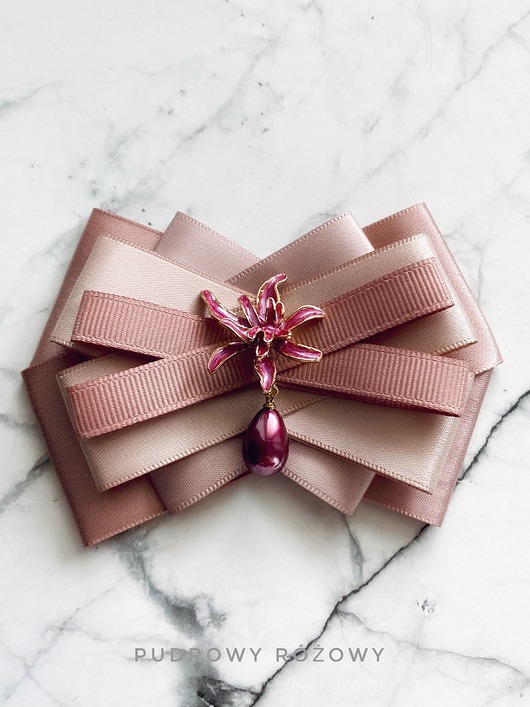 Pudrowa Brosza z Kwiatem i perłą w kolorze bakłażana Nowość