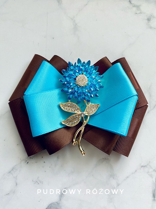 Brosza z błękitnym Kwiatem z kryształków Nowość