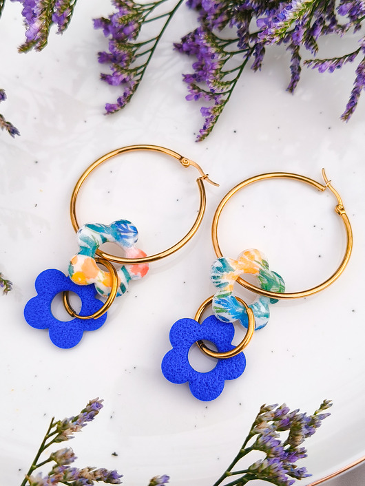 Kolorowe kolczyki kwiaty, zestaw wesołej wiosennej biżuterii. Kobaltowe