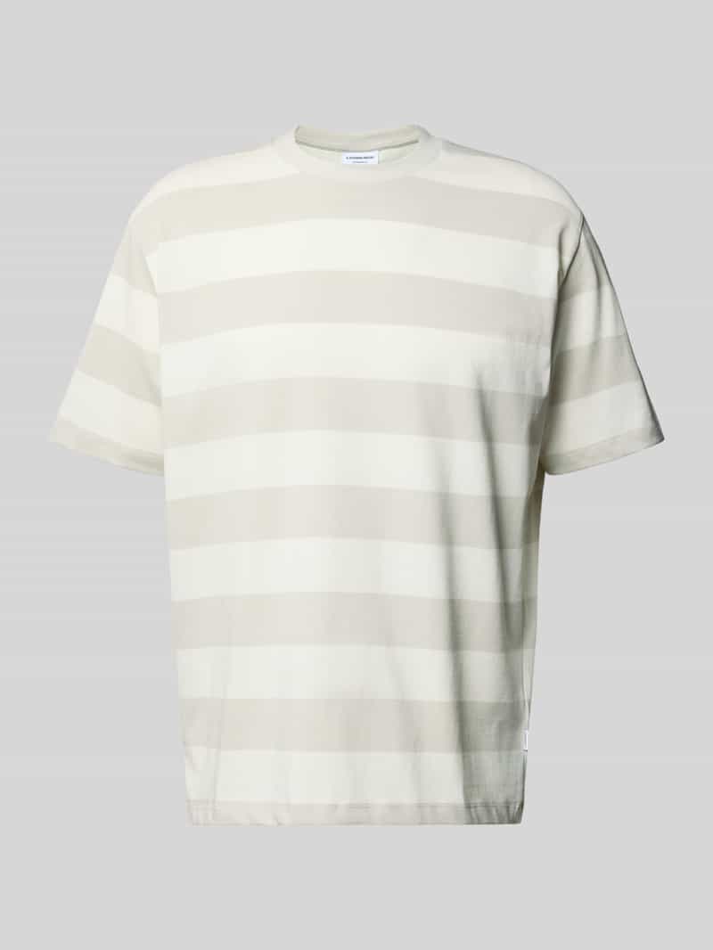 Oversize’owy T-shirt w paski z okrągłym dekoltem