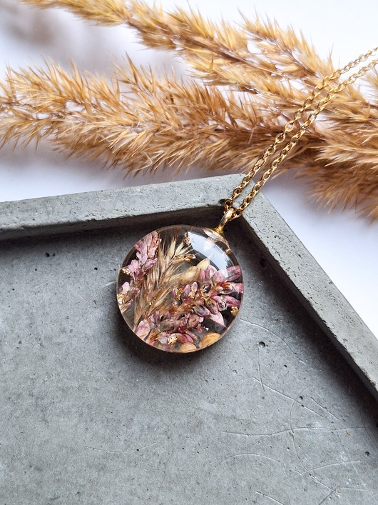 Wisiorek z żywicy suszone kwiaty polne