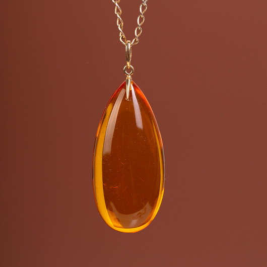 Złoty wisiorek z bursztynem bałtyckim