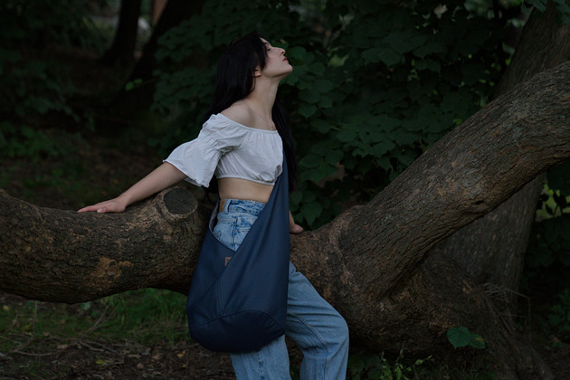 Granatowa torba hobo w stylu boho / vegan