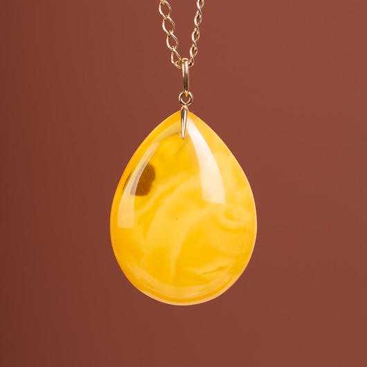 Złoty wisiorek z miodowym bursztynem bałtyckim