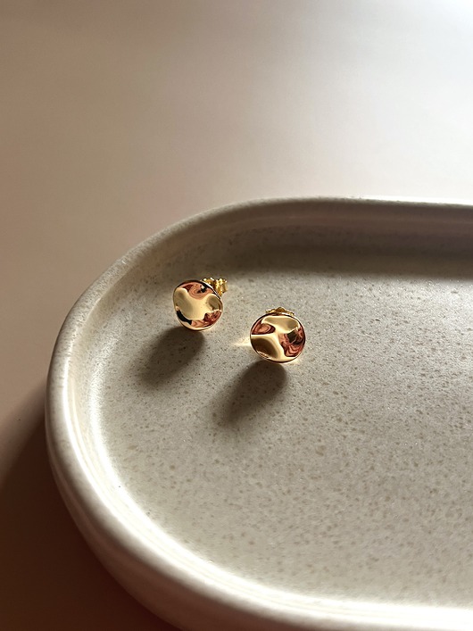 Kolczyki Tova małe gniecione okrągłe sztyfty srebro pozłacane