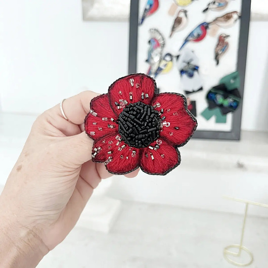 Broszka KWIAT 12 ręcznie haftowana przypinka z koralikami Walentynki