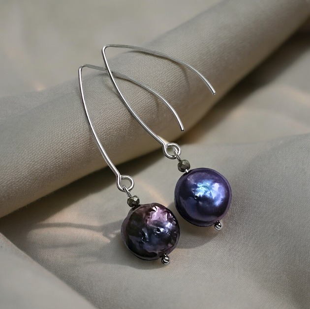 Kolczyki :: granatowe perły słodkowodne