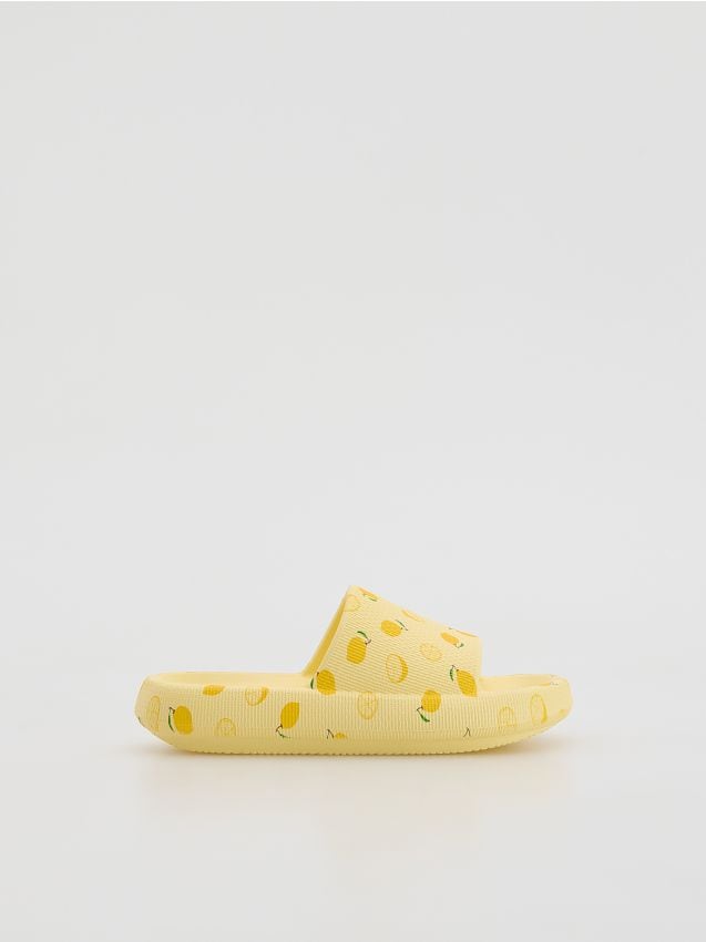 Reserved - Lekkie klapki z nadrukiem - żółty