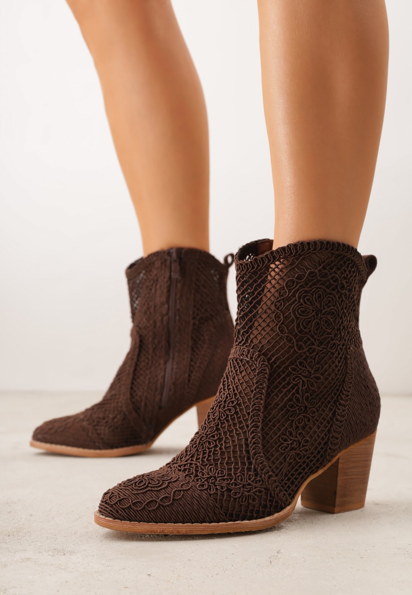 Brązowe Botki Kowbojki VICES na Stożku z Ażurową Cholewką Azivessa